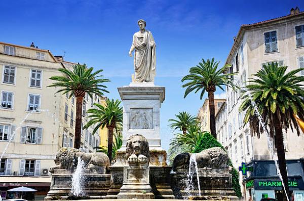 Avez-vous déjà vu la célèbre statut de Napoléon Bonaparte, représentant de la Corse ?